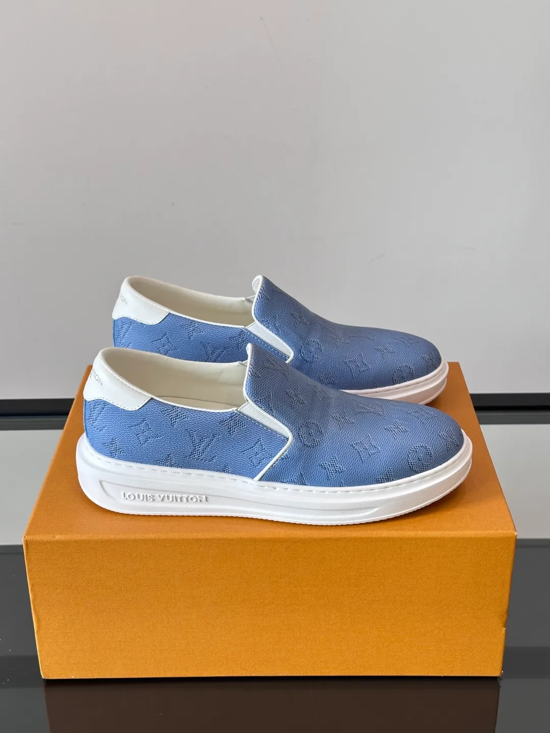 Men's shoes 💰p360 "LOUIS VUITTO＊" Classic presbyopic slip-on loafers are made of classic Damier Gra men's shoes 💰phite canvas, with LV logo embellishment on the shoe body, leather straps decorated with LV metal logo buckles, smooth calf leather trim, and Monogram flower rubber outsole, full of youthful vitality and elegance. Blake craftsmanship and hand-stitched uppers cleverly establish recognition, and the standard sheepskin lining provides a comfortable and soft foot feel! Size: 38-44